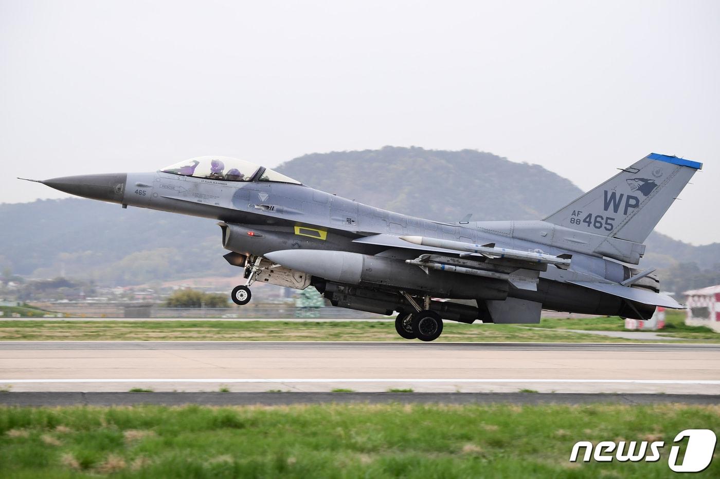 광주공항서 훈련중인 美 F-16 전투기.&#40;공군 제공&#41; 2023.4.16/뉴스1