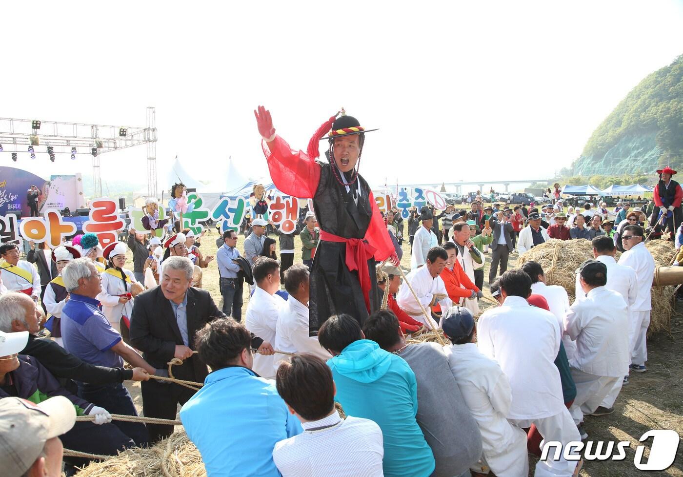 중원문화의 대표 민속축제 &#39;충주 목계별신제&#39;가 오는 29~30일 충북 충주시 엄정면 목계나루 일원에서 열린다. 사진은 목계 줄다리기 모습.&#40;충주시 제공&#41;2023.4.18/뉴스1