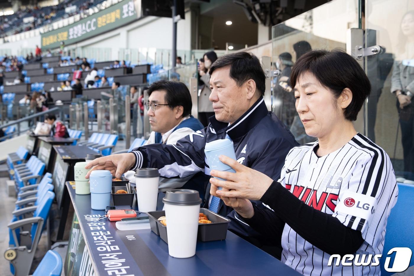 한화진 환경부 장관&#40;오른쪽&#41;이 서울 잠실야구장에서 KBO·프로야구 구단과 함께 ‘일회용품 없는 야구장 조성을 위한 자발적 협약’을 체결한 후 다회용기에 담긴 간식을 먹으면서 허구연 KBO총재와 야구 경기를 관람하고 있다. &#40;환경부 제공&#41; 2023.4.18/뉴스1