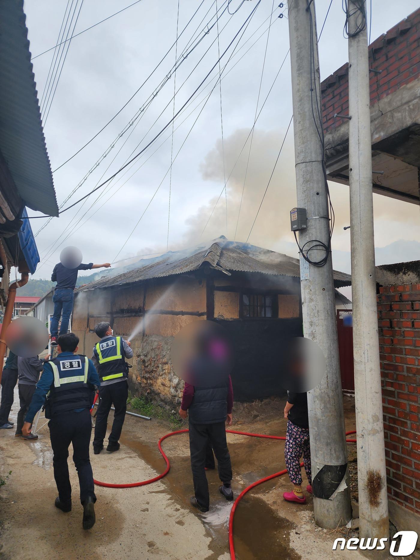 지난 18일 오후 2시35분께 전북 무주군 서면의 한 마을에서 불이났다. 마을을 순찰 중이던 무주서 주계파출소 소속 경찰관들이 화재가 난 상황을 인지하고 곧바로 불을 꺼 큰 피해를 막았다.&#40;전북경찰청 제공&#41;2023.4.19/뉴스1