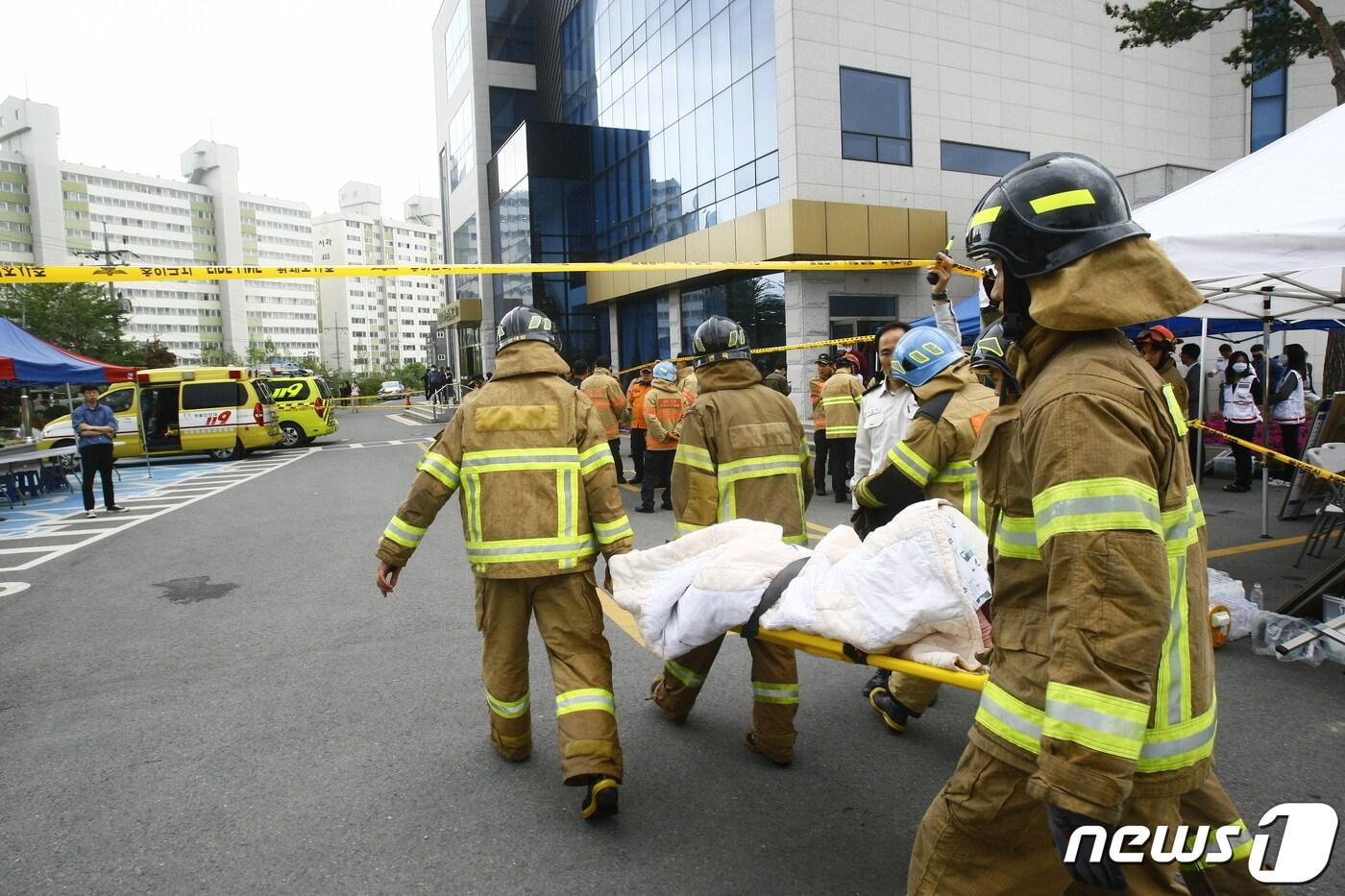 19일 전남 화순군 화순읍 한 요양병원에서 화재가 발생해 한 환자가 소방대원에 실려 병원으로 이송되고 있다. 2023.4.19 /뉴스1 ⓒ News1 김태성 기자