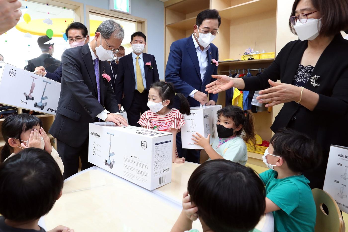 키즈레일 어린이집을 찾은 김한영 국가철도공단 이사장. &#40;국가철도공단 제공&#41;