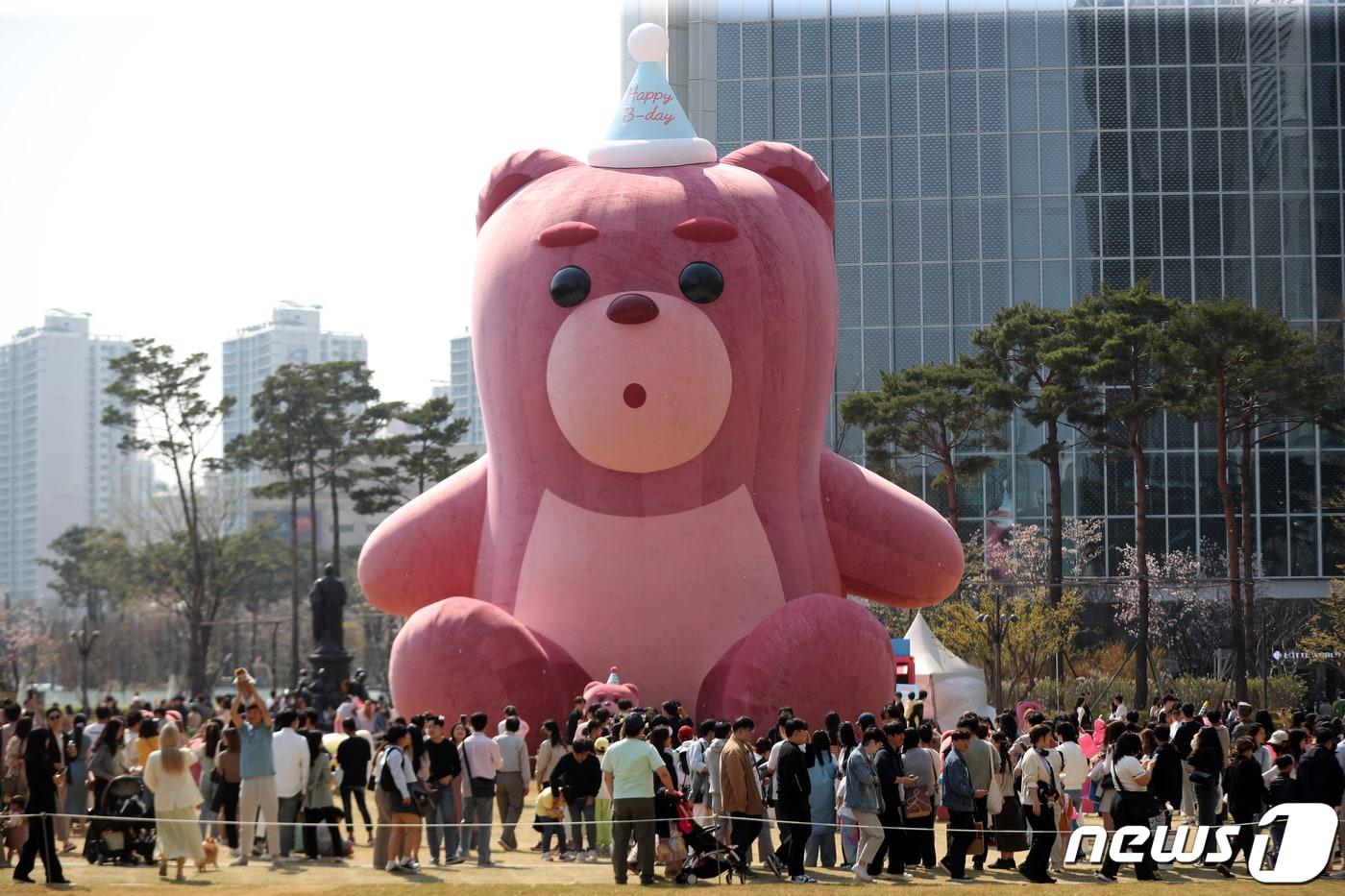 2일 오후 서울 송파구 롯데월드타워 광장에 18m 벨리곰이 전시돼있다. 2023.4.2/뉴스1 ⓒ News1 황기선 기자