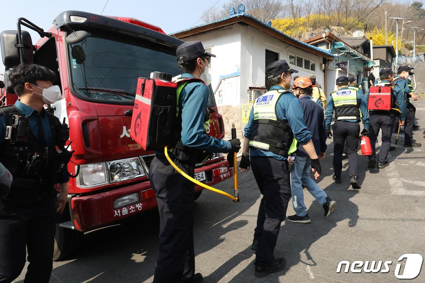 서울 서대문구 홍제동 개미마을 진입로를 통해 소화 장비를 갖춘 경찰들이 인왕산 산불현장으로 투입되고 있다&#40;사진은 기사 내용과 무관함&#41; / 뉴스1 ⓒ News1 2023.4.2/뉴스1 ⓒ News1 민경석 기자