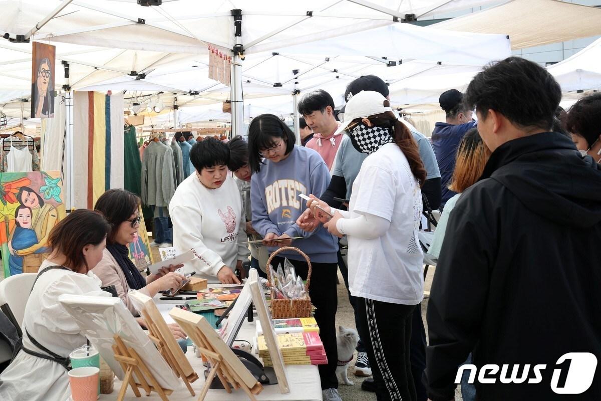 벚꽃이 만개한 수원시 팔달구 경기도청 옛 청사에 15만 명의 상춘객이 방문한 가운데 &#39;경기기회마켓&#39;이 성황리에 마무리됐다.&#40;경기도 제공&#41;