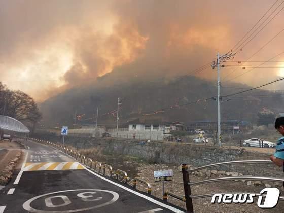 2일 오후 3시를 기해 충남 금산군 복수면 지량리 일원 산불에 대해 &#39;산불 1단계&#39;가 발령됐다.