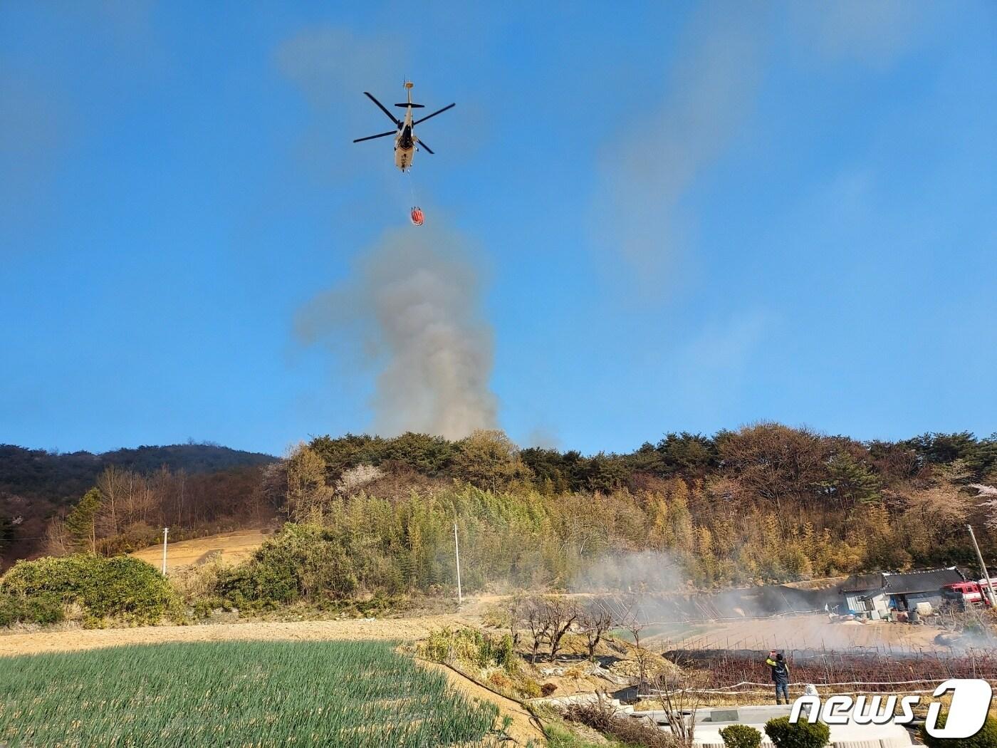 2일 오후 3시19분께 전북 고창군 상하면 송곡리 한 야산에서 불이 났다.&#40;전북소방본부 제공&#41;2023.4.2/뉴스1