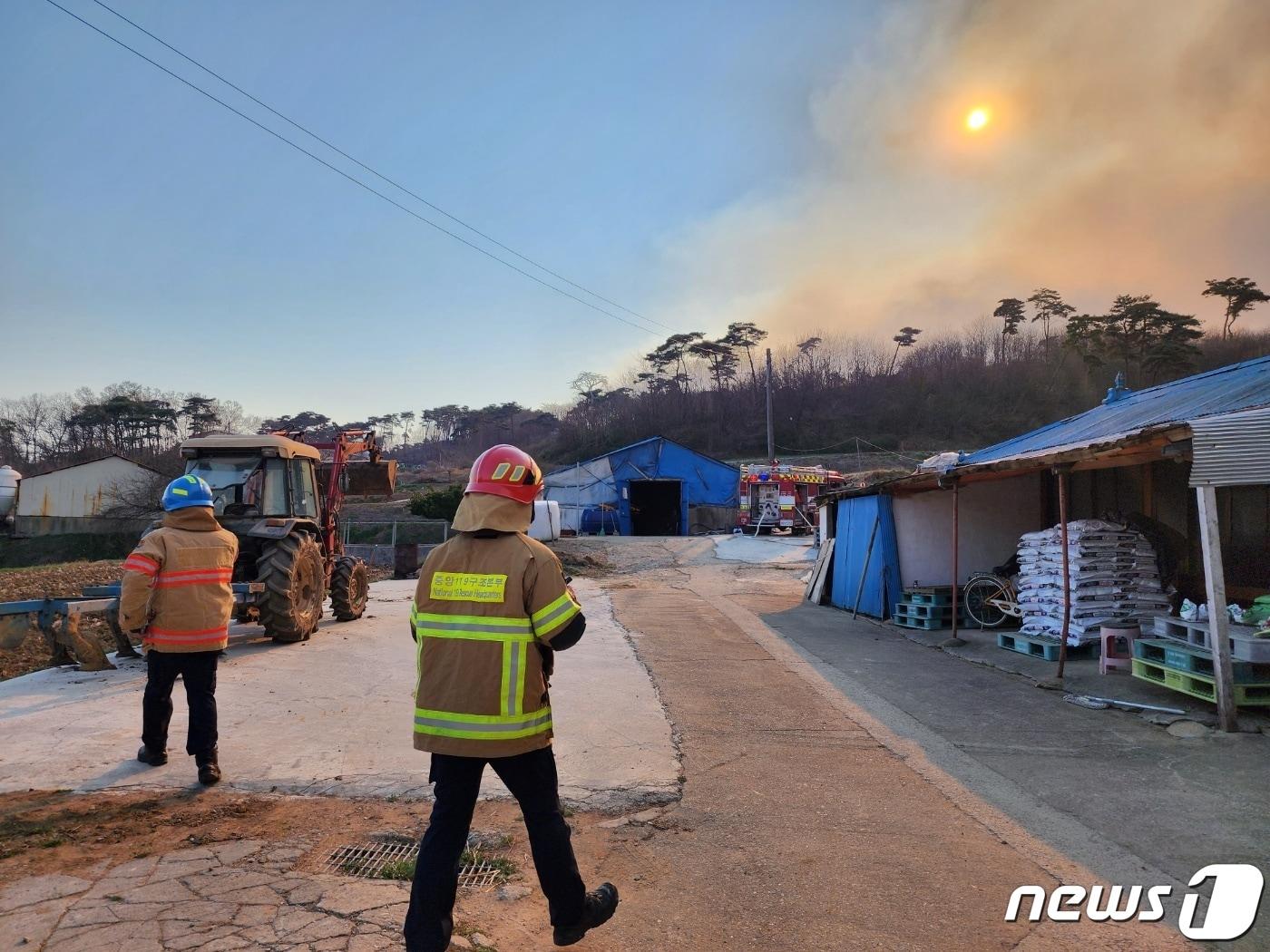 오후 4시 충남 소방대원들이 홍성 서부면의 한 주택에서 산불을 차단하기 위해 소방차와 헬기를 동원에 진화작업을 벌이고 있다. 2023.04.02./뉴스1ⓒ 뉴스1 이찬선 기자