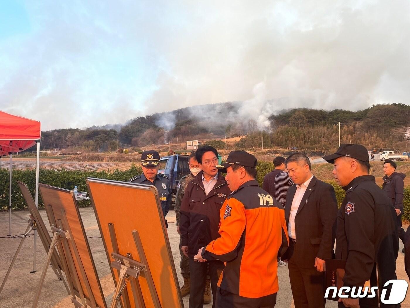 심덕섭 고창군수가 2일 오후 상하면 산불 발생 현장을 찾아 상황을 지휘하고 있다.&#40;고창군 제공&#41;2023.4.2/뉴스1 ⓒ News1 박제철 기자