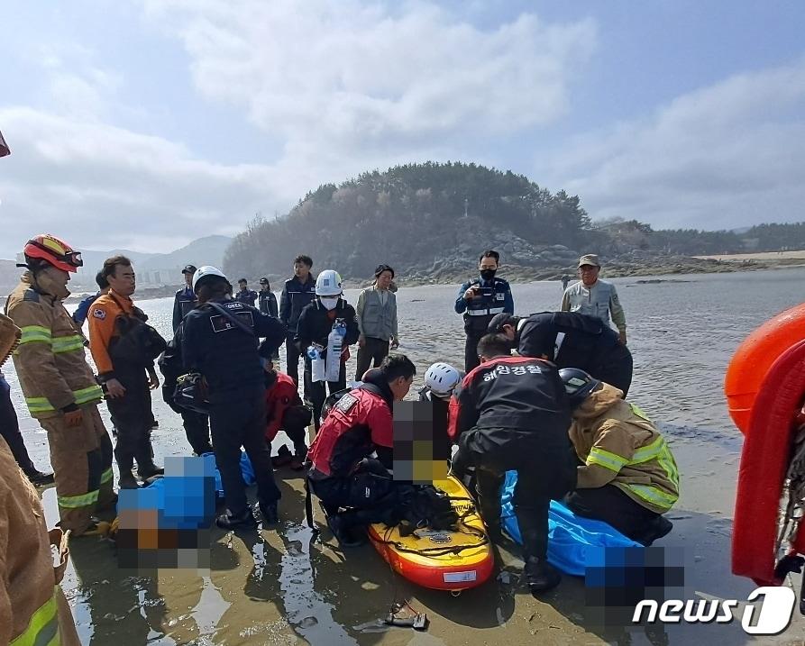 20일 오전 9시8분께 전북 부안군 고사포해수욕장 인근에서 스킨다이빙을 하던 4명이 바다에 빠졌다.&#40;전북소방본부 제공&#41;2023.4.20/뉴스1