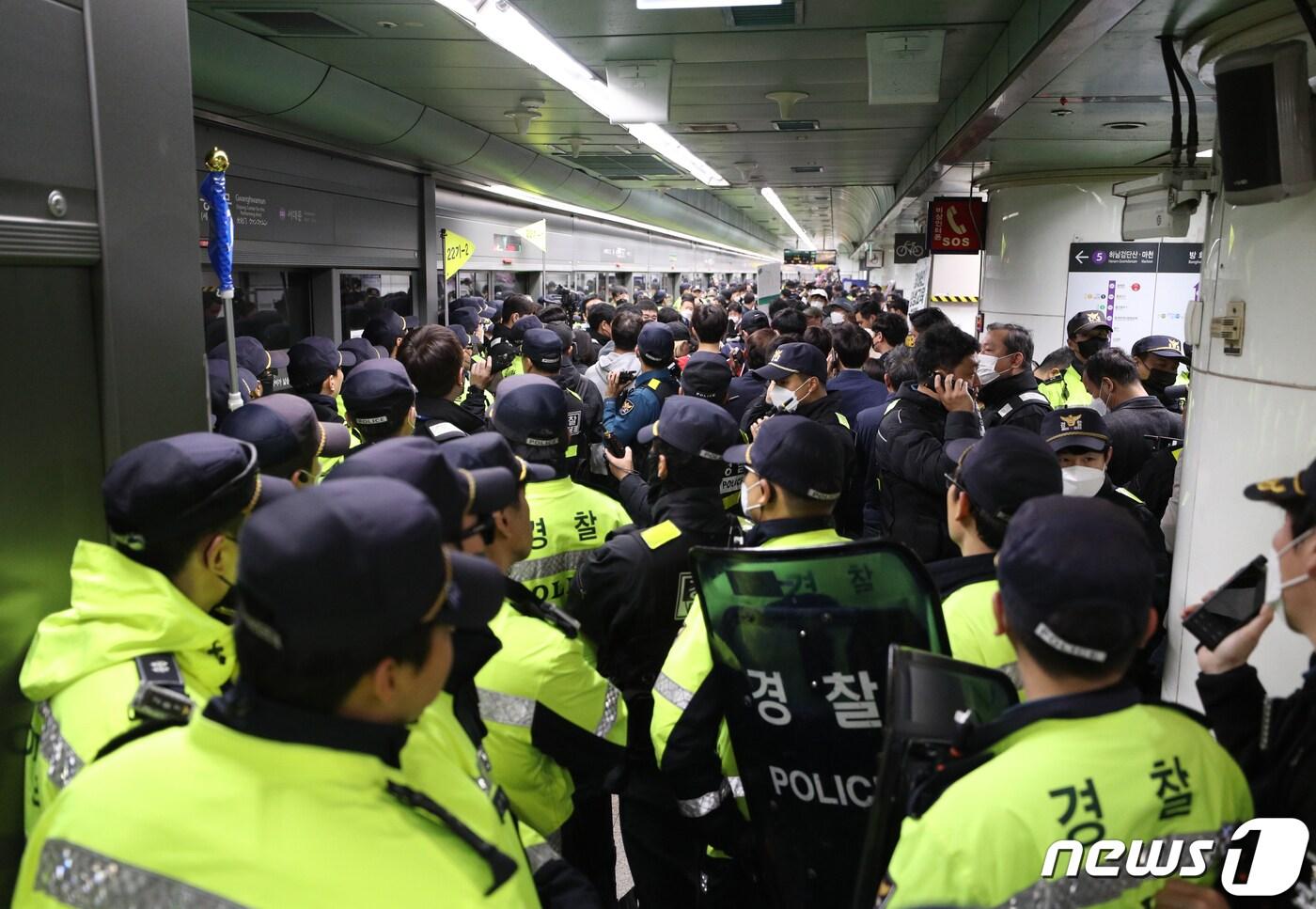 서울 광화문역이 전국장애인차별철폐연대&#40;전장연&#41; 지하철 탑승 시위로 붐비고 있다. 2023.4.21/뉴스1 ⓒ News1 신웅수 기자