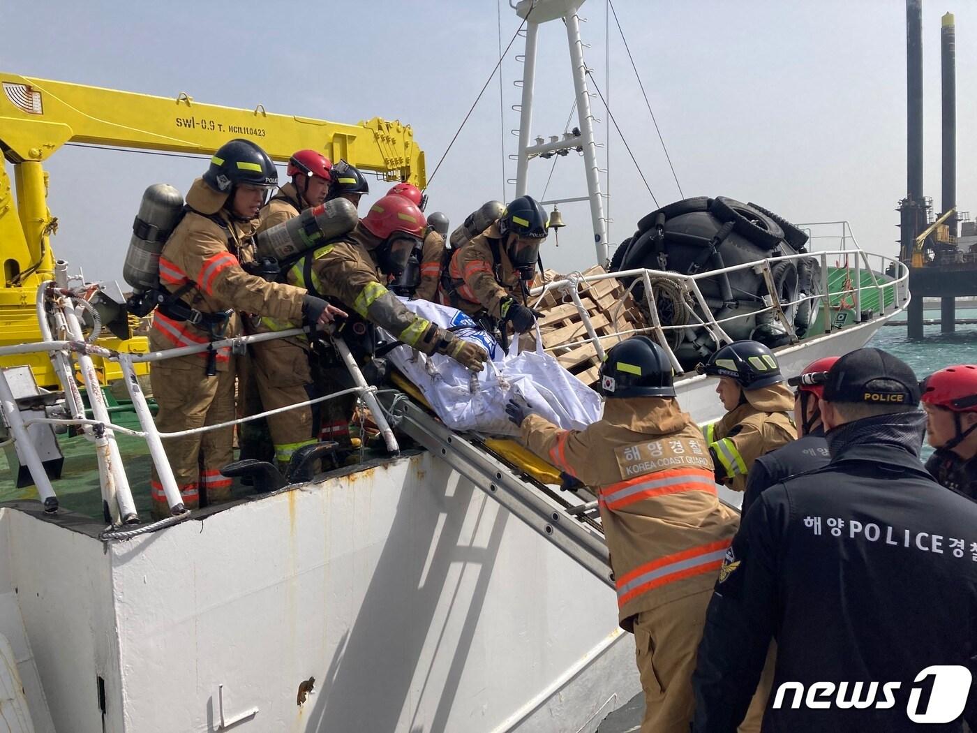 울산해경 대원들이 21일 오후 울산 울주군 울산항 용연 2부두에 예인된 러시아 어선 &#39;칼탄&#40;KALTAN&#41;호&#39;에서 시신 1구를 옮기고 있다. &#40;울산해양경찰서 제공&#41;