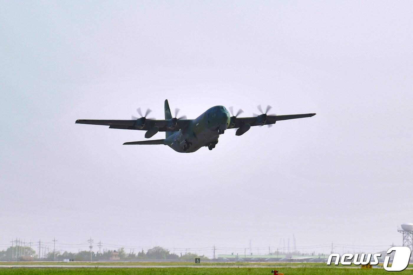 21일 공군 제5공중기동비행단에서 C-130J 수송기가 수단 교민철수 해외임무를 수행하기 위해 이륙하고 있다. &#40;국방부 제공&#41; 2023.4.21/뉴스1