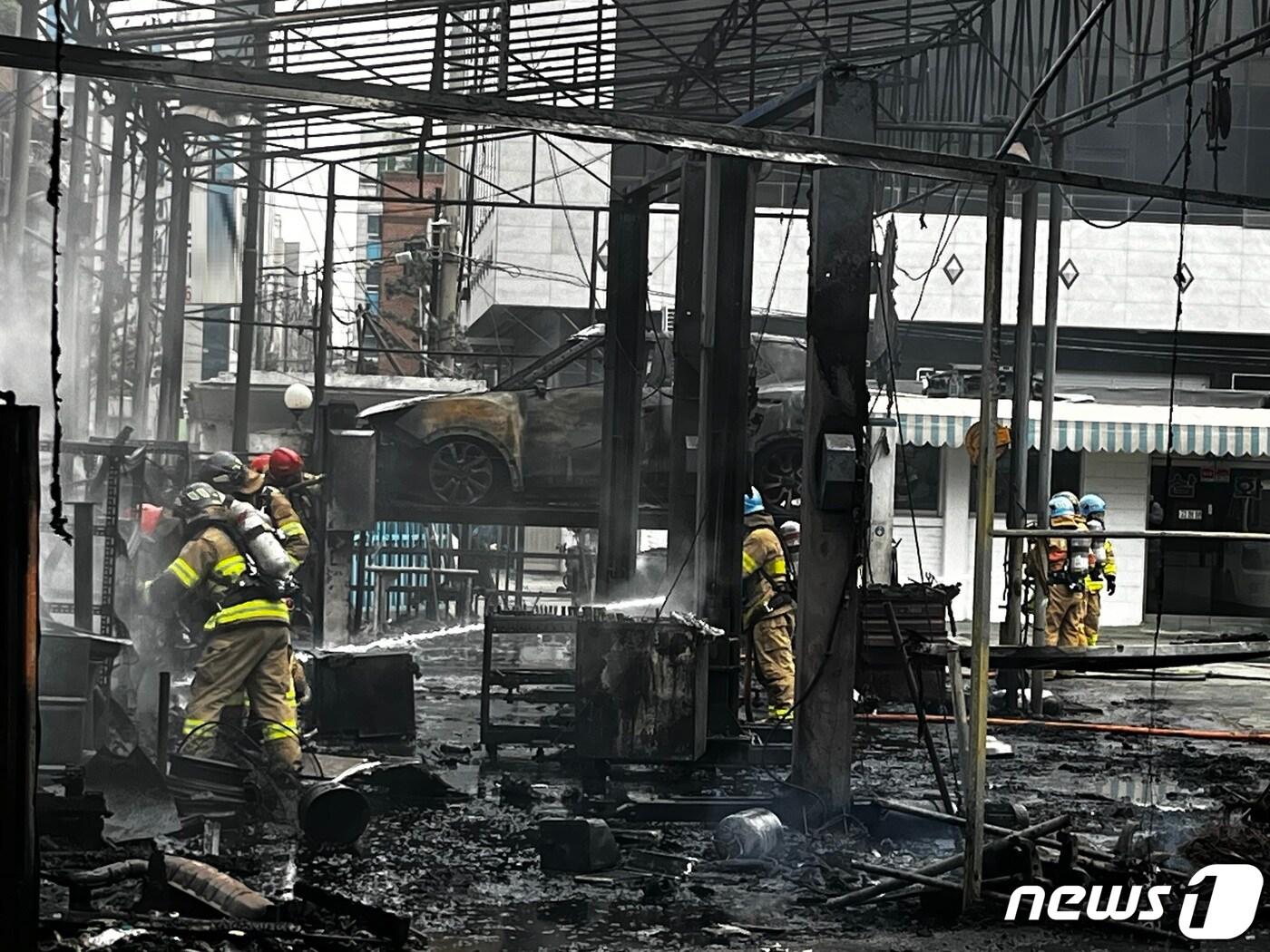 21일 오후 3시36분께 부천시 도당동 자동차 공업소에서 불이 나 신고를 받고 출동한 소방대원이 진화작업을 벌이고 있다.&#40;부천소방서 제공&#41;2023.4.22/뉴스1 ⓒ News1 박아론 기자