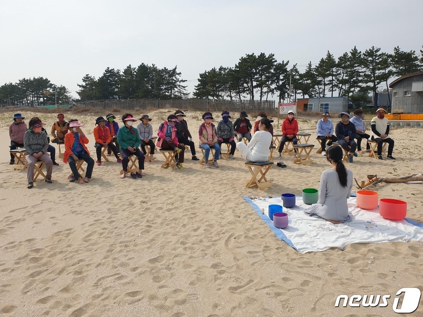 전남 완도군은 지난 3월부터는 신지 명사십리 해변 일원과 해양문화치유센터에서 해양기후치유와 해양문화치유 프로그램을 운영 중이다.&#40;완도군 제공&#41;/뉴스1 ⓒ News1 김태성 기자