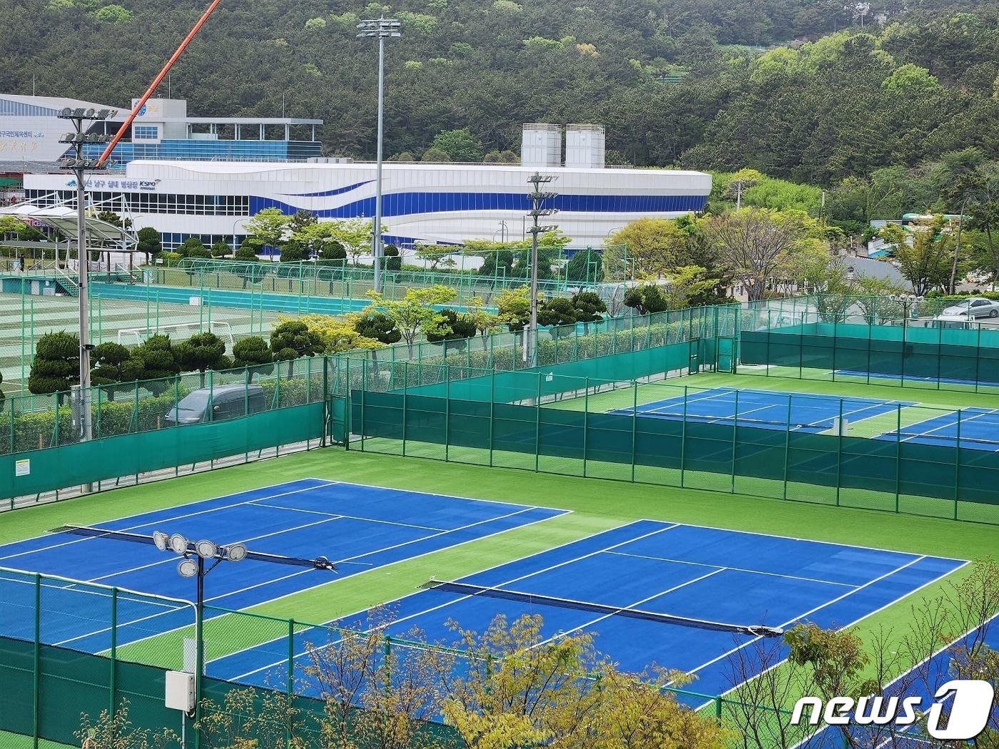 시설정비를 마친 부산 남구 백운초제육공원 테니스장 모습.&#40;부산 남구 제공&#41;