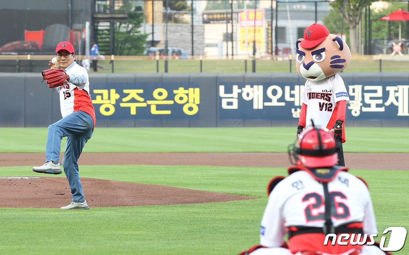 이상익 함평군수가 지난 21일 광주기아챔피언스필드에서 시구자로 나서 시구하고 있다.&#40;함평군 제공&#41;2023.4.24./뉴스1