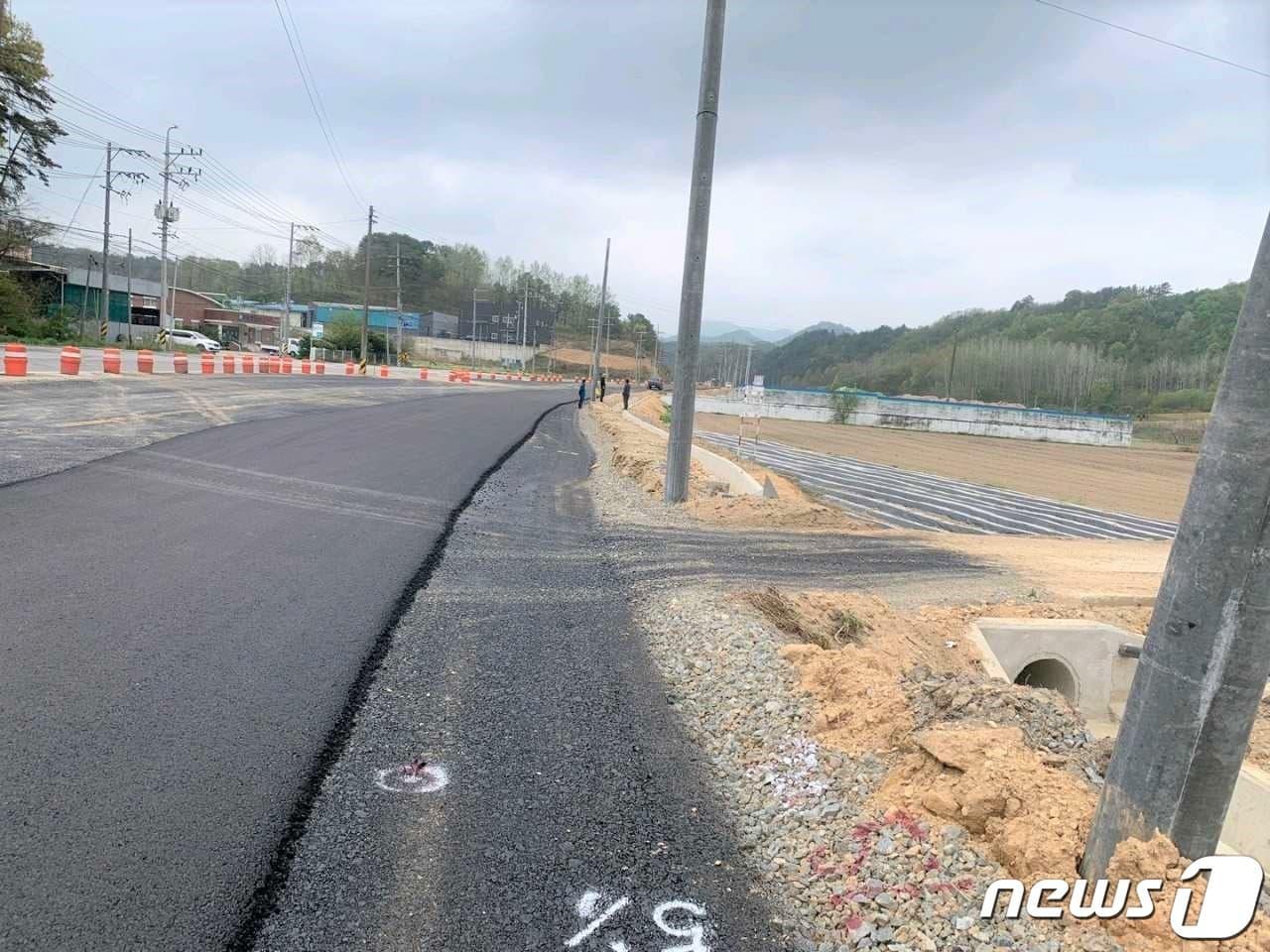 충북 영동군 용산면 매금리 주민들이 마을 앞 국도 확장공사 구간 중앙분리대 설치에 반발하고 있다. 사진은 매금리 마을 앞 국도 확장공사 현장 모습. /뉴스1 장인수 기자   