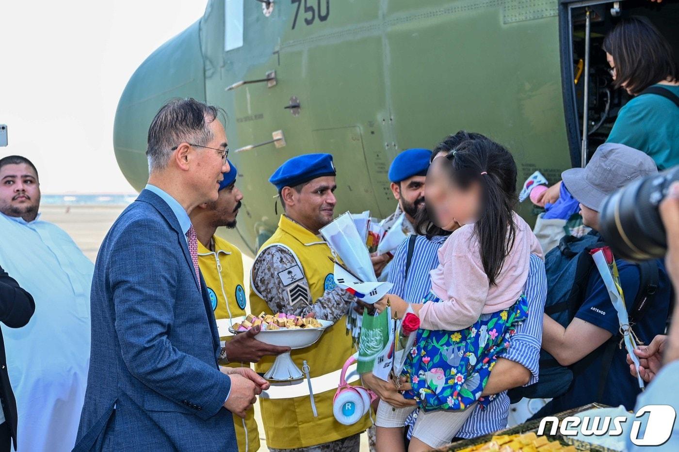 무력충돌이 벌어진 수단에서 체류 중이던 우리 교민들이 24일&#40;현지시간&#41; 공군 C-130J &#39;슈퍼허큘리스&#39; 수송기를 타고 사우디아라비아 제다 공항에 도착다. &#40;국방부 제공&#41; 2023.4.25/뉴스1