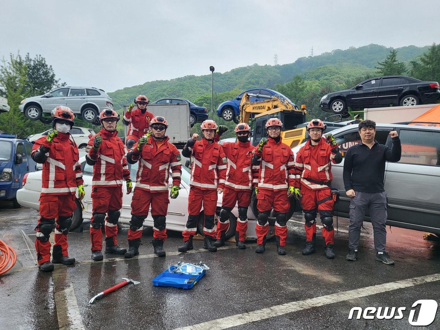 동강그린모터스에서 교통사고대비 차량 인명구조 훈련을 진행한 소방대원들