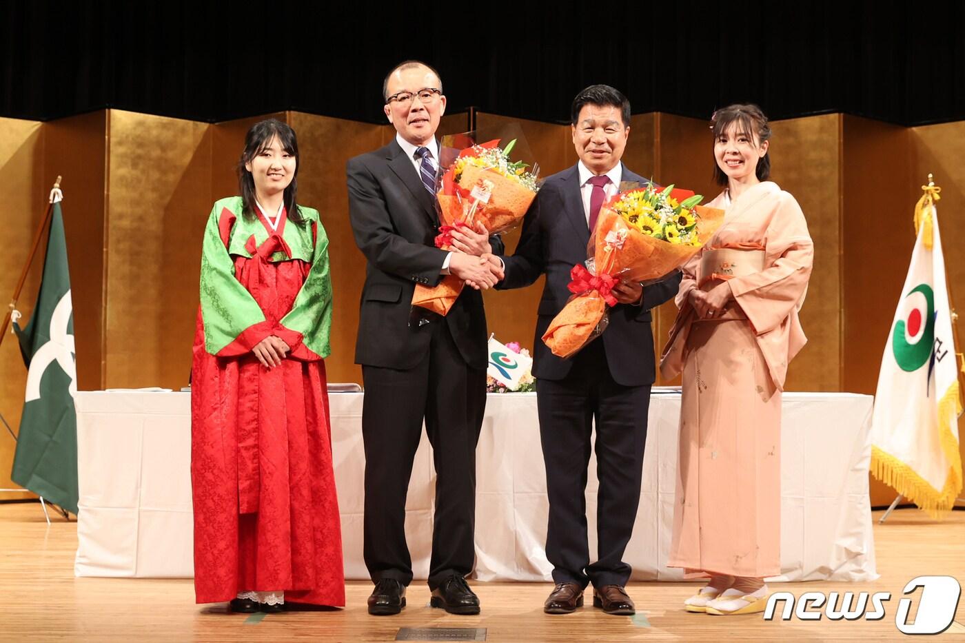 25일 경남 고성군이 일본 오카야마현 가사오카시를 방문해 자매결연 협약을 맺고 있다.&#40;고성군 제공&#41;