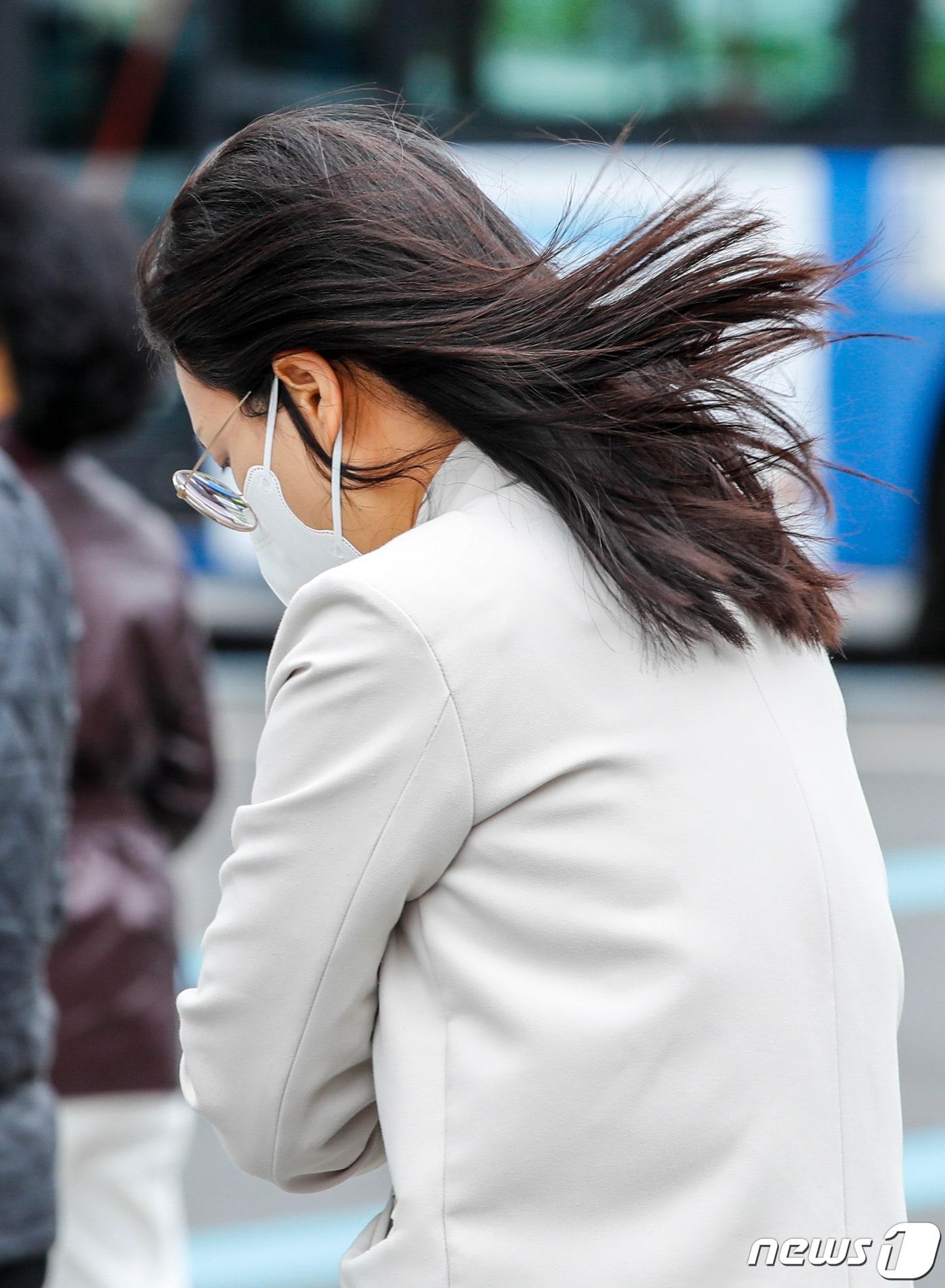 길을 가는 여성의 머리카락이 바람에 날리고 있다. &#40;사진은 기사 내용과 무관함&#41; / 뉴스1 ⓒ News1