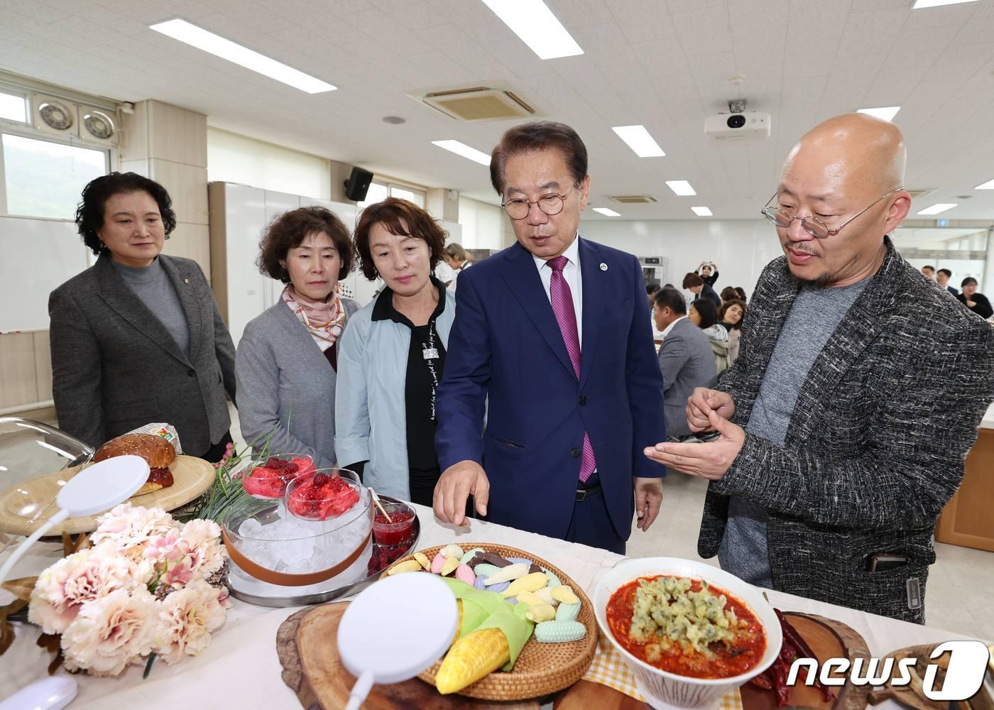 충북 괴산군은 지난 25일 괴산군농업기술센터에서 지역 농·특산품을 활용해 개발한 &#39;괴산 특화 먹거리&#39; 시식회를 진행했다.&#40;괴산군 제공&#41; / 뉴스1