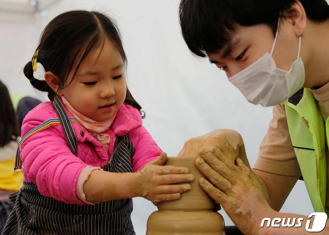 지난해 이천도자예술마을&#40;예스파크&#41;에서 열린 &#39;제37회 이천도자기축제&#39;를 찾은 어린이들이 도자기 만들기 체험을 하고 있는 모습. 2023.4.26/뉴스1 ⓒ News1 김영운 기자