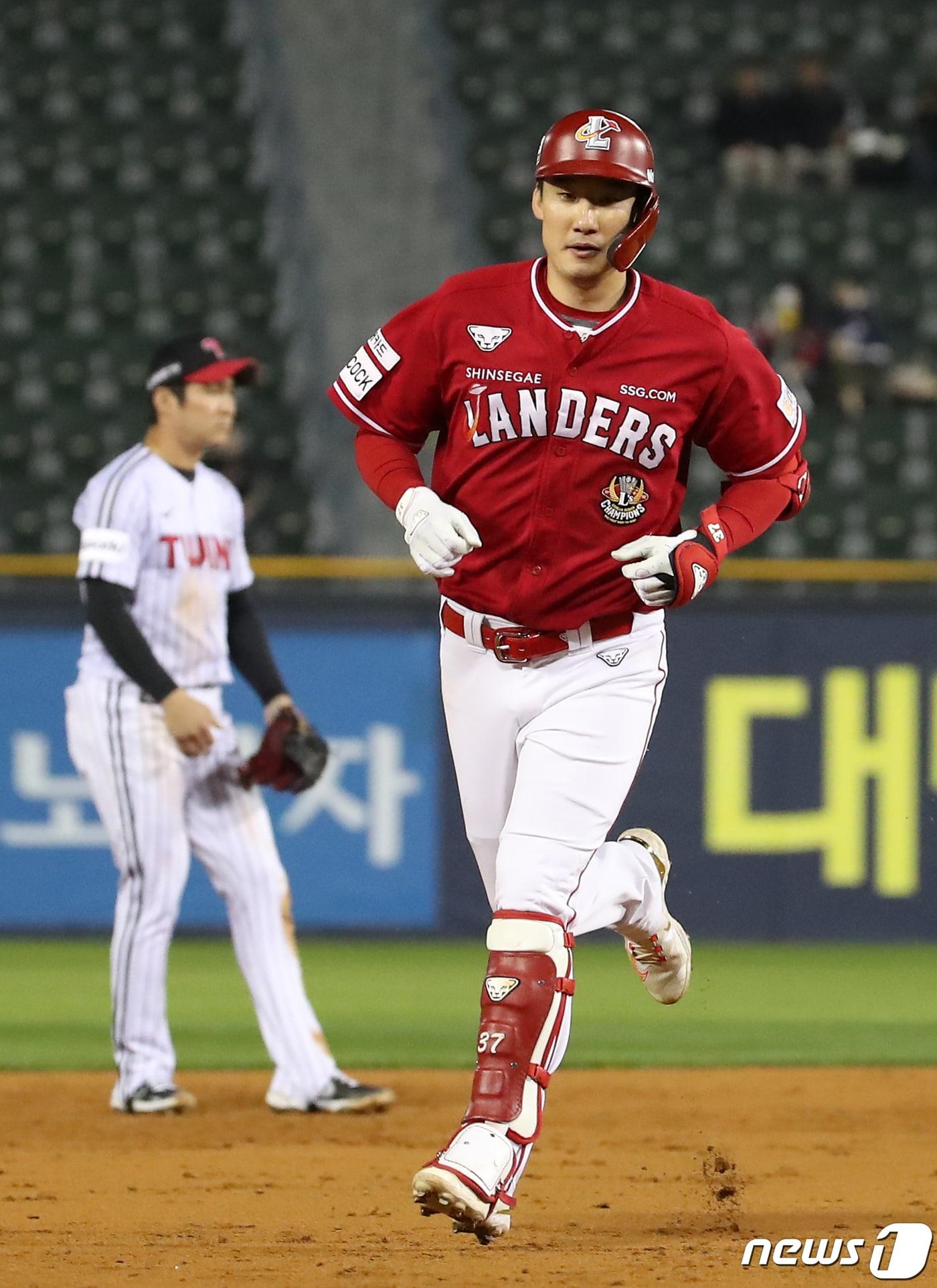 26일 오후 서울 송파구 잠실야구장에서 열린 2023 신한 SOL KBO리그 SSG 랜더스와 LG 트윈스의 경기, SSG 오태곤이 4회초 선두타자로 나와 솔로홈런을 친 뒤 그라운드를 돌고 있다. 2023.4.26/뉴스1 ⓒ News1 김진환 기자