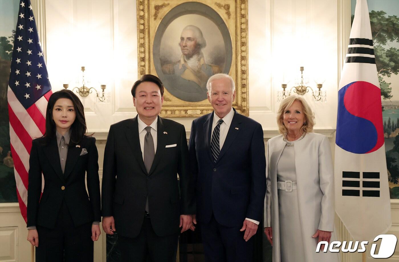 윤석열 대통령과 부인 김건희 여사가 워싱턴DC 백악관 관저에서 열린 친교행사에서 조 바이든 미국 대통령, 질 바이든 여사와 기념촬영을 하고 있다. &#40;대통령실 제공&#41; 2023.4.27/뉴스1 ⓒ News1 오대일 기자