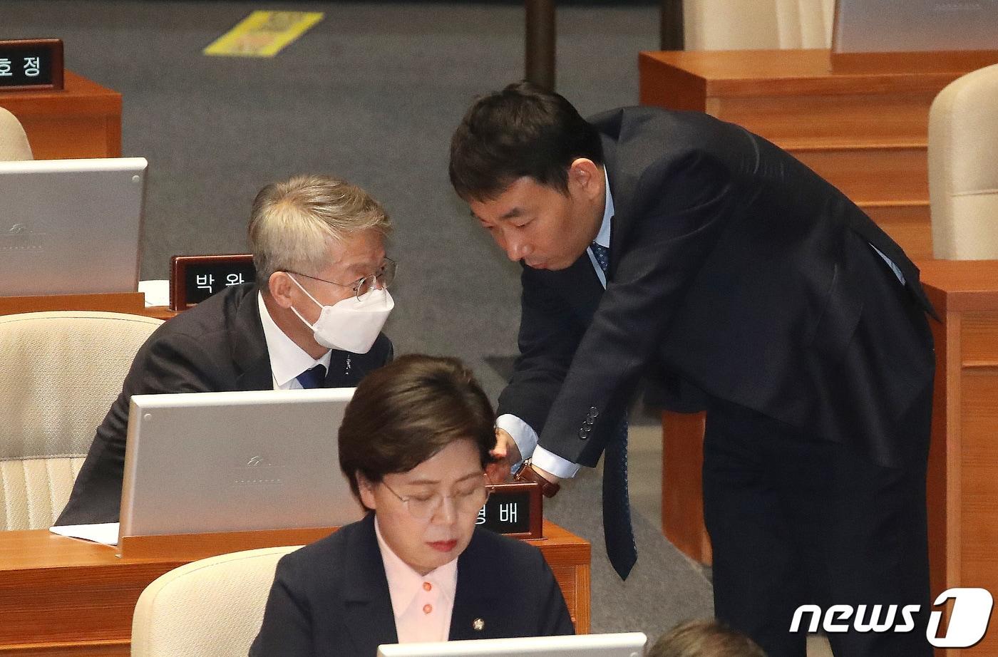 민형배&#40;왼쪽&#41; 더불어민주당 의원과 김용민 의원./뉴스1 ⓒ News1 임세영 기자