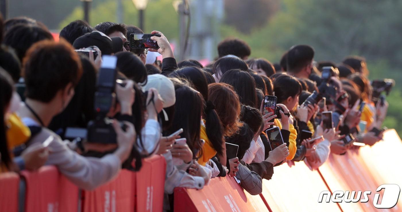 지난해 4월 27일 전북 전주시 한국소리문화의전당에서 열린 제24회 전주국제영화제 개막식을 찾은 시민들이 휴대폰을 들고 레드카펫을 걷는 배우들을 찍고 있다. 2023.4.27/뉴스1 ⓒ News1 유경석 기자