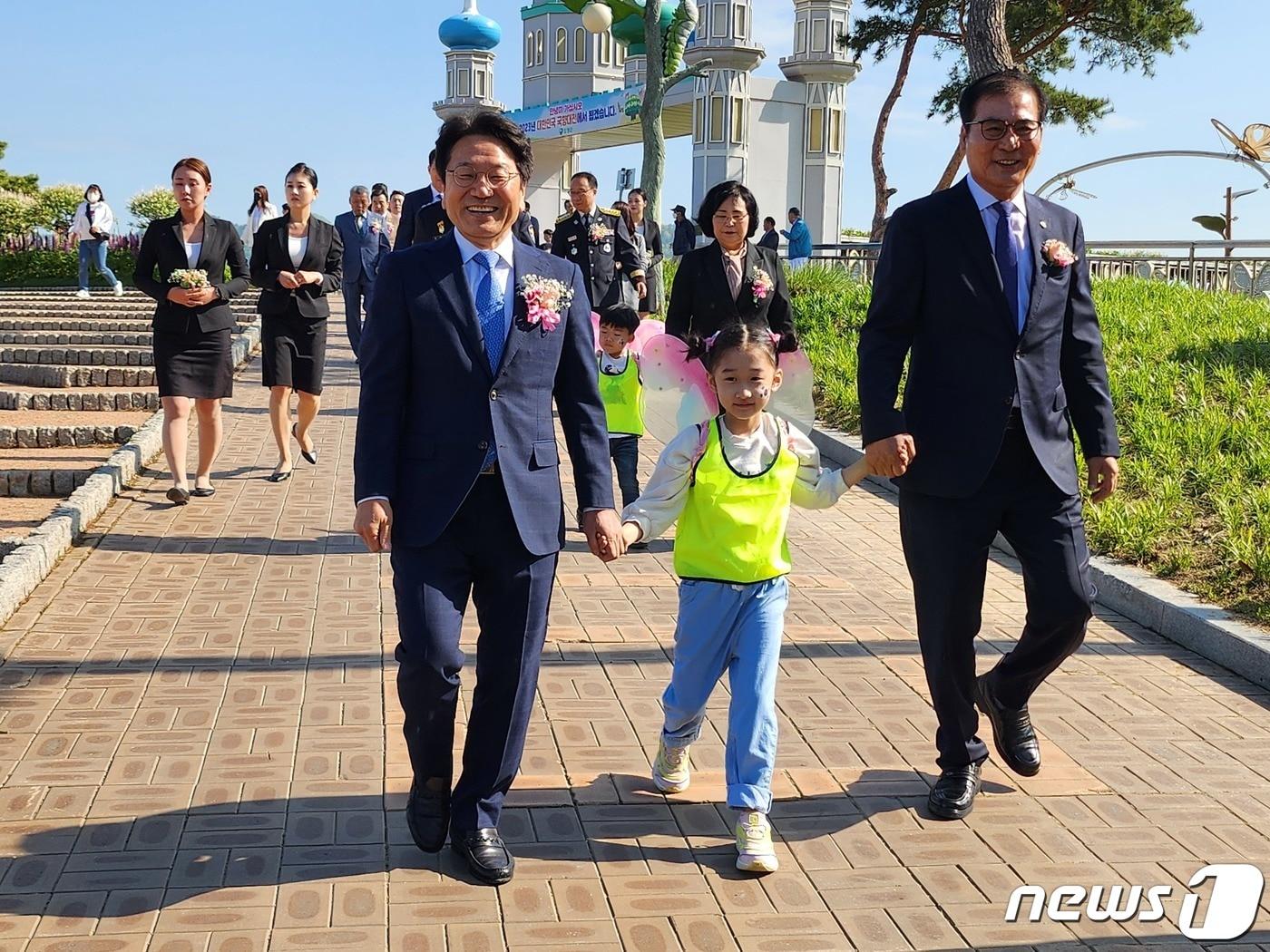 28일 전남 함평나비대축제 개장식에 강기정 광주시장&#40;왼쪽&#41;과 이상익 함평군수&#40;오른쪽&#41;가 동시에 입장하고 있다.2023.4.28./뉴스1