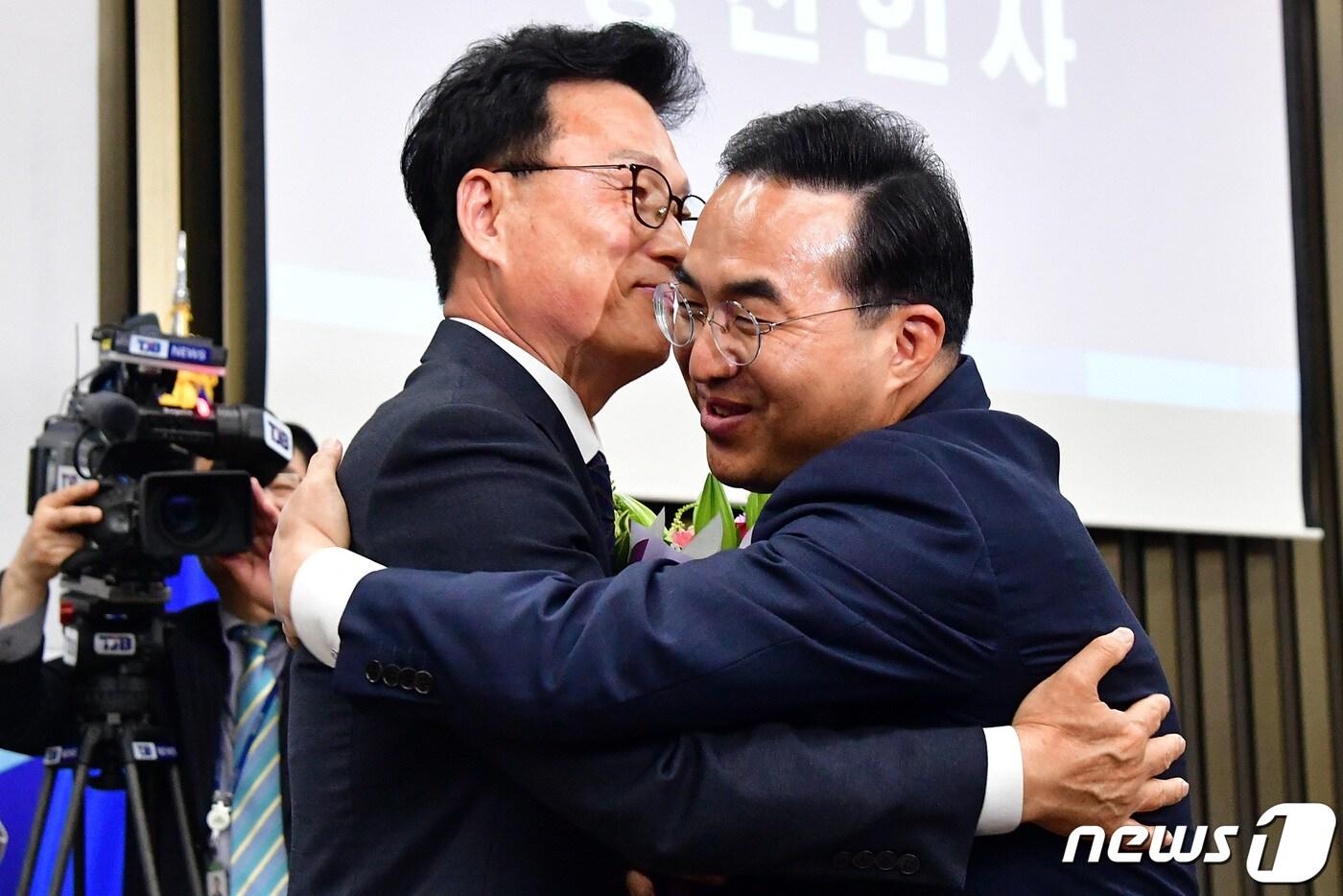 박광온 더불어민주당 원내대표와 박홍근 전 원내대표. &#40;공동취재&#41;/뉴스1 ⓒ News1 임세영 기자