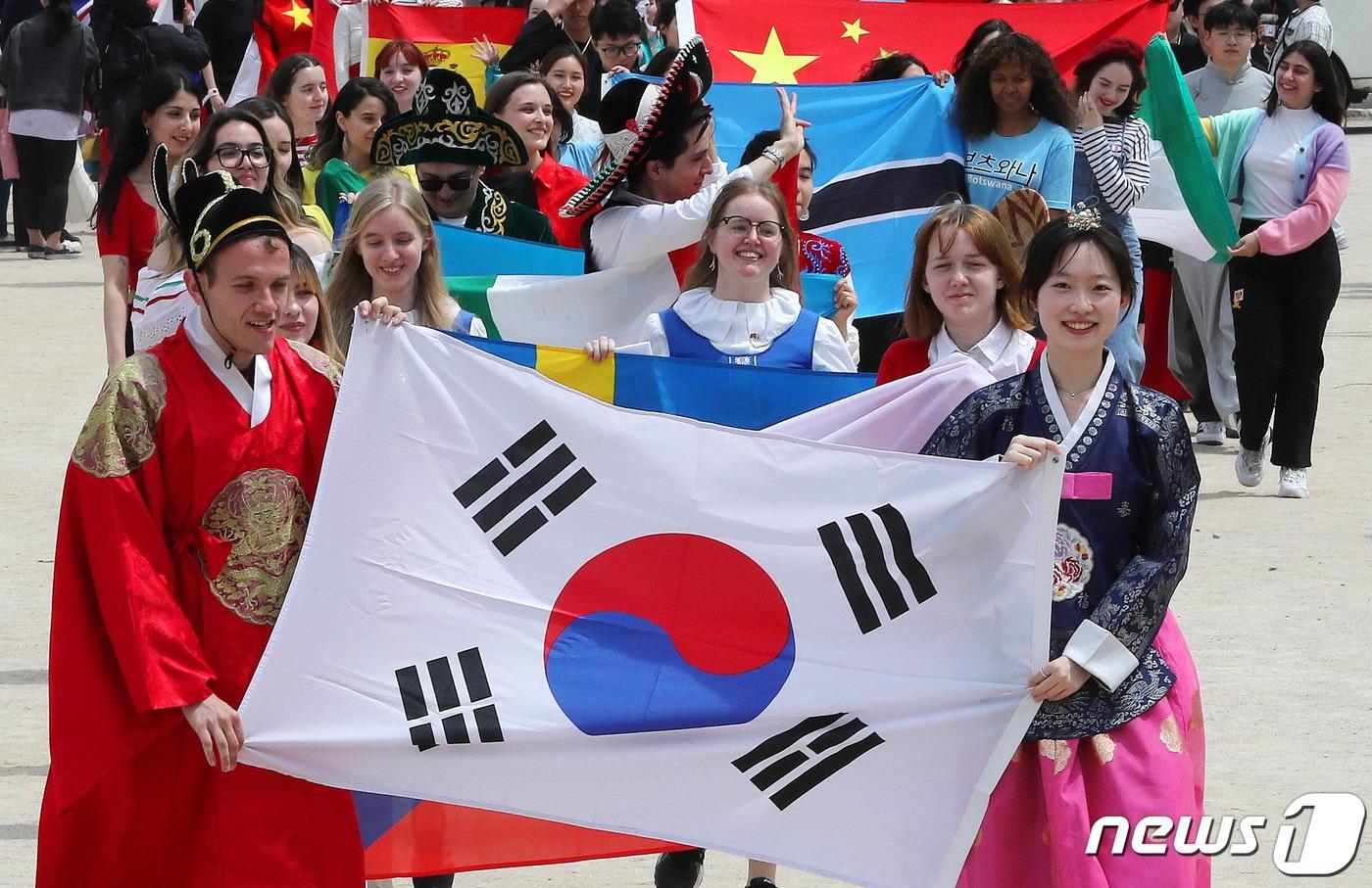 각국 전통복장을 입은 한국외대 한국어문화교육원 외국인 학생들이 28일 서울 동대문구 한국외대에서 열린 &#39;세계를 만나는 문화 한마당, 2023 제17회 문화 엑스포&#39;에서 퍼레이드를 하고 있다. 2023.4.28/뉴스1 ⓒ News1 박세연 기자