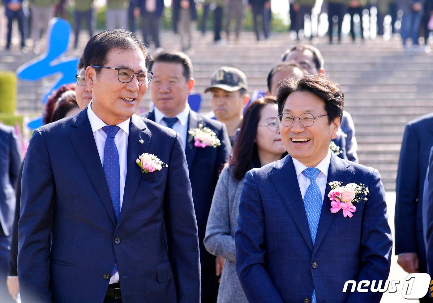 강기정 광주시장&#40;오른쪽&#41;과 이상익 함평군수가 28일 오전 전남 함평군 엑스포공원에서 열린 &#39;제25회 함평나비대축제 개장식&#39;에 참석해 대화를 나누며 활짝 웃고 있다.&#40;광주시 제공&#41;2023.4.28/뉴스1