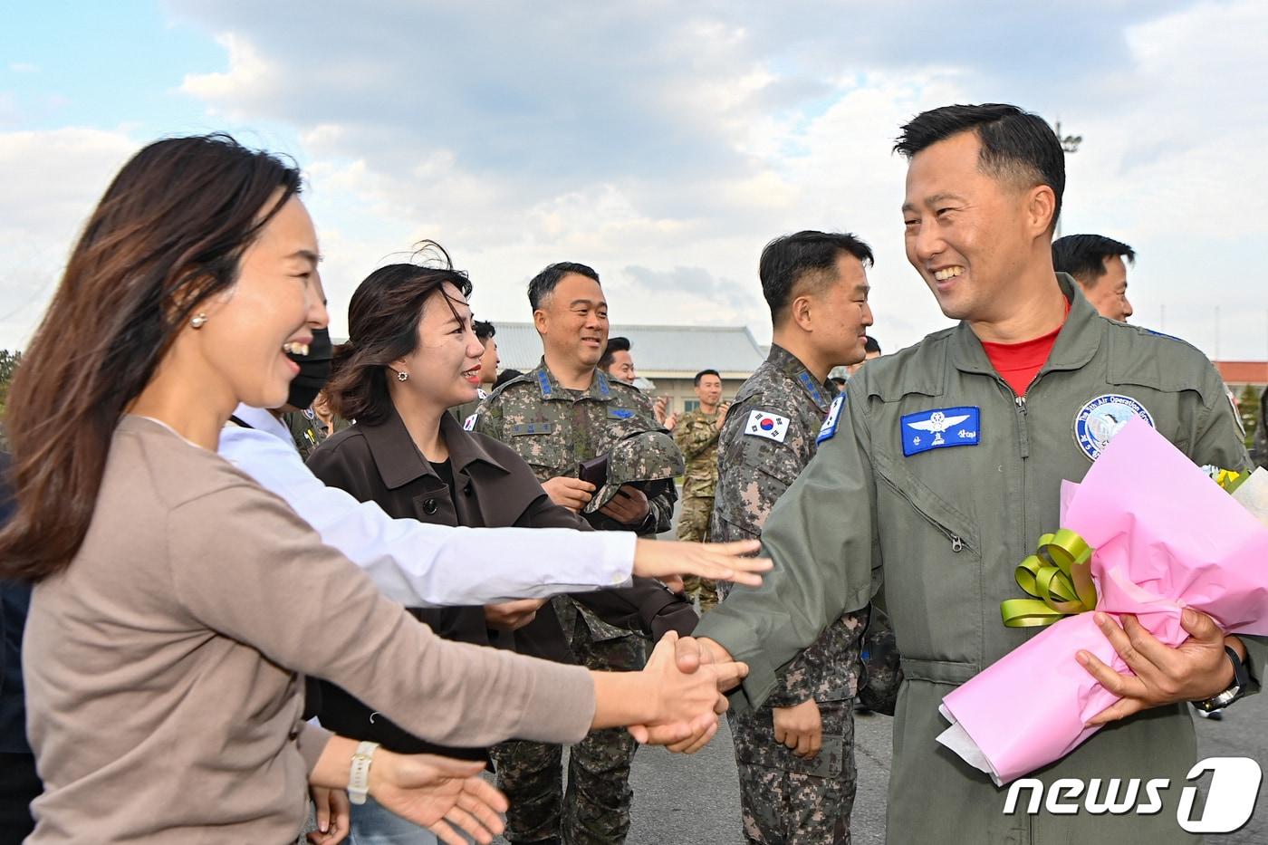 지난 4월28일 오후 &#39;프라미스 작전&#39;을 성공적으로 마치고 복귀한 안효삼 공군 대령&#40;오른쪽&#41;이 가족들과 재회하고 있다. &#40;공군 제공&#41; 2023.4.23/뉴스1