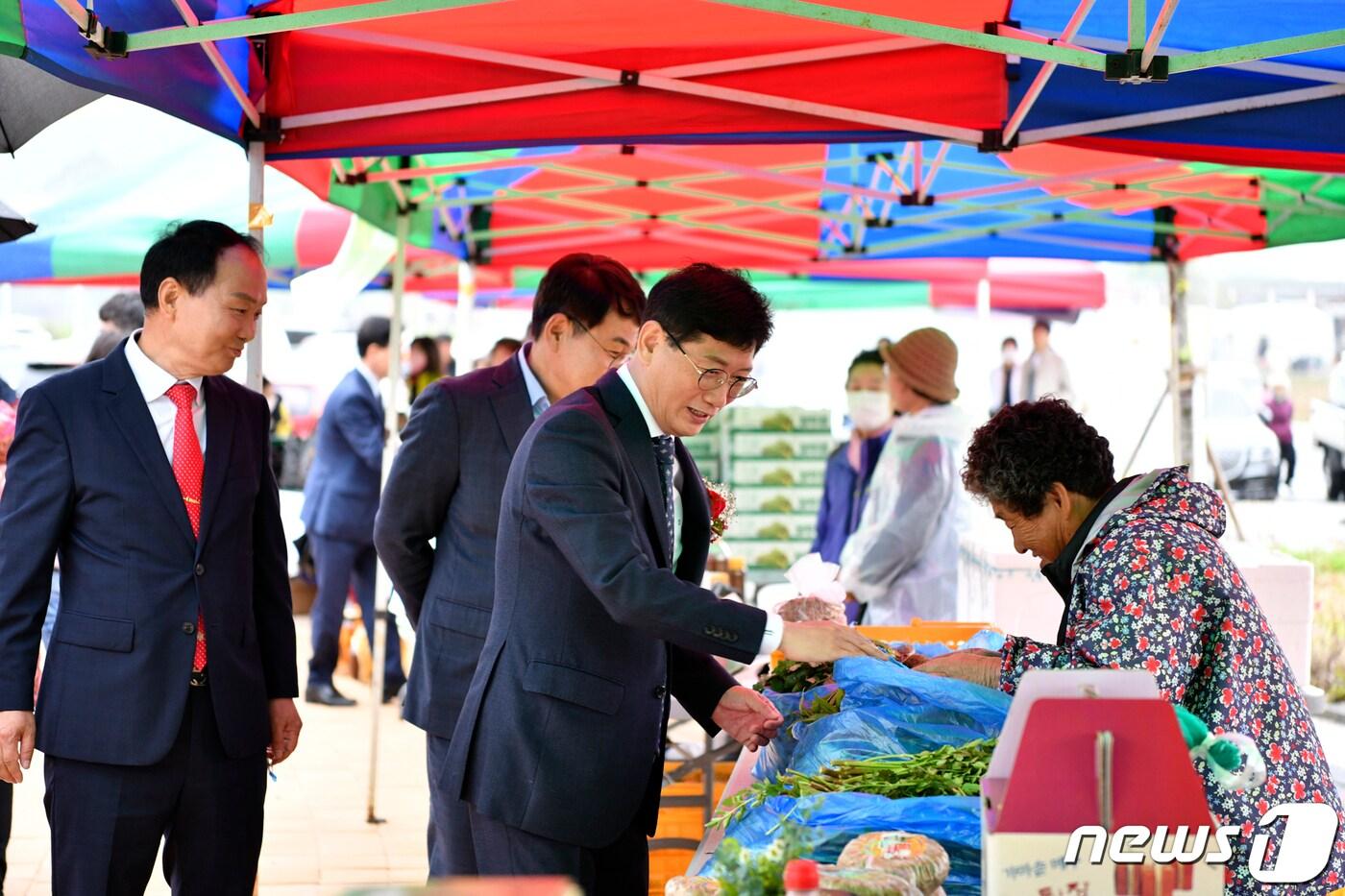 29일 전북 장수군은 계남면 백화마당 일원에서 제1회 계남 장안산 봄나물 축제가 열리고 있다. 최훈식 장수군수&#40;가운데&#41;가 주민들에게 인사를 하고 있다.&#40;장수군제공&#41;2023.4.29/뉴스1