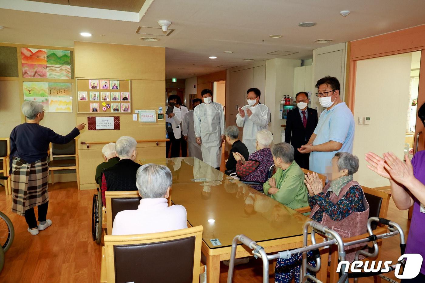 조규홍 보건복지부 장관이 29일 서울 강남구 헌릉로 국민건강보험공단 서울요양원을 방문해 간호‧돌봄 현장 점검 및 종사자들을 격려하고 있다. &#40;보건복지부 제공&#41; &#40;기사 내용과 무관한 자료 사진&#41; 2023.4.29/뉴스1 ⓒ News1 김진환 기자