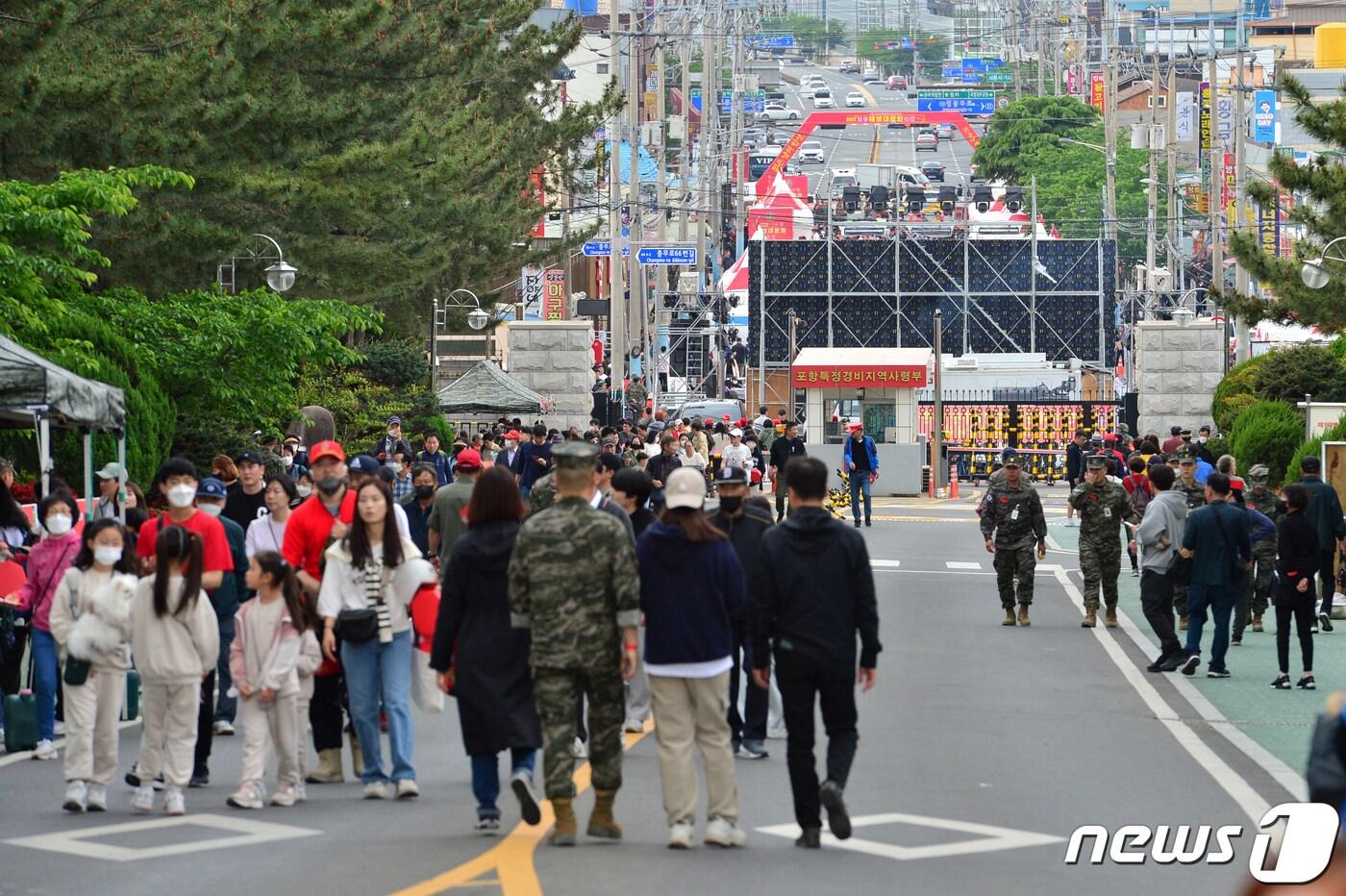 29일 오후 경북 포항시 남구 오천읍 해병대 1사단과 해병의 거리 일원에서 열린 &#39;2023 포항해병대문화축제&#39; 첫 날 축제장을 찾은 시민들이 즐거운 시간을 보내고 있다.이번 축제는 해병대 1사단과 해병의 거리 일원에서 30일까지 열린다.2023.4.29/뉴스1 ⓒ News1 최창호 기자