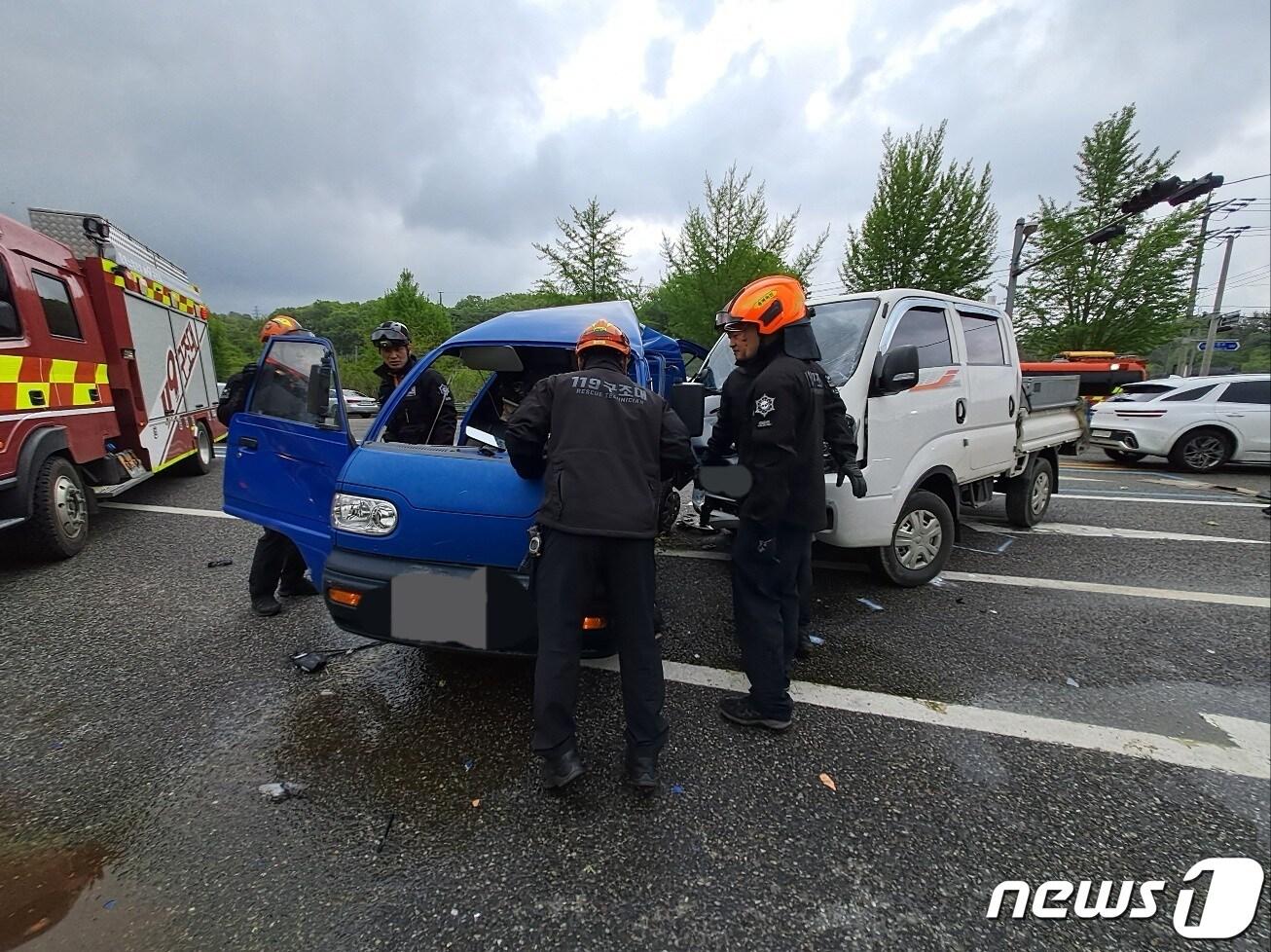  29일 오후 4시45분쯤 충북 옥천군 군복면의 한 도로에서 승합차와 트럭이 충돌해 1명이 사망하고 2명이 다쳤다.&#40;옥천소방서 제공&#41;2023.4.29/뉴스1