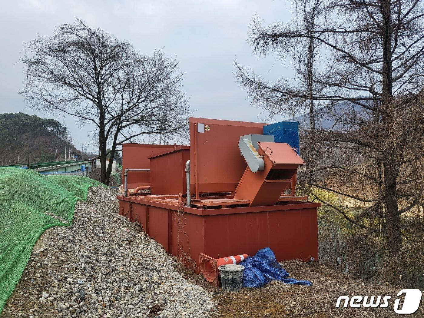 충북도가 발주한 연금리조트~금성간 도로 건설공사 현장에 설치되어야 할 세륜시설이 가동되지 않고 방치되고 있다.