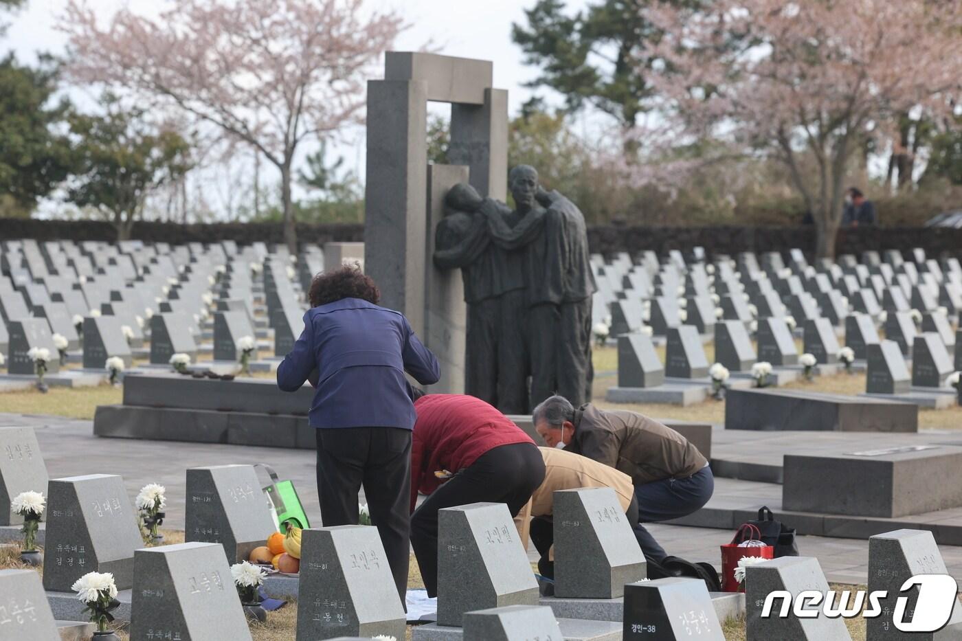 제주시 봉개동 제주4·3평화공원 행방불명인 묘역에서 유족들이 희생자의 넋을 기리고 있다. &#40;제주도사진기자회&#41; 2023.4.3/뉴스1