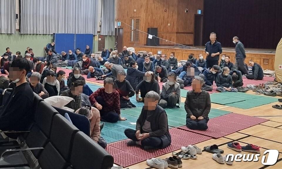 2일 대전 서구 산직동 산불로 인해 인근 기성종합사회복지관으로 긴급 대피한 장애인들이 3일 오전 망연자실한 표정으로 있다. ⓒ뉴스1 최일 기자