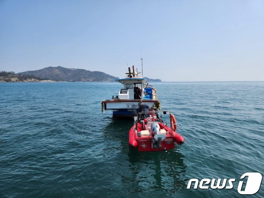 부안해양경찰서가 모터보트를 예인하고 있다.&#40;부안해경 제공&#41;2023.4.3/뉴스1