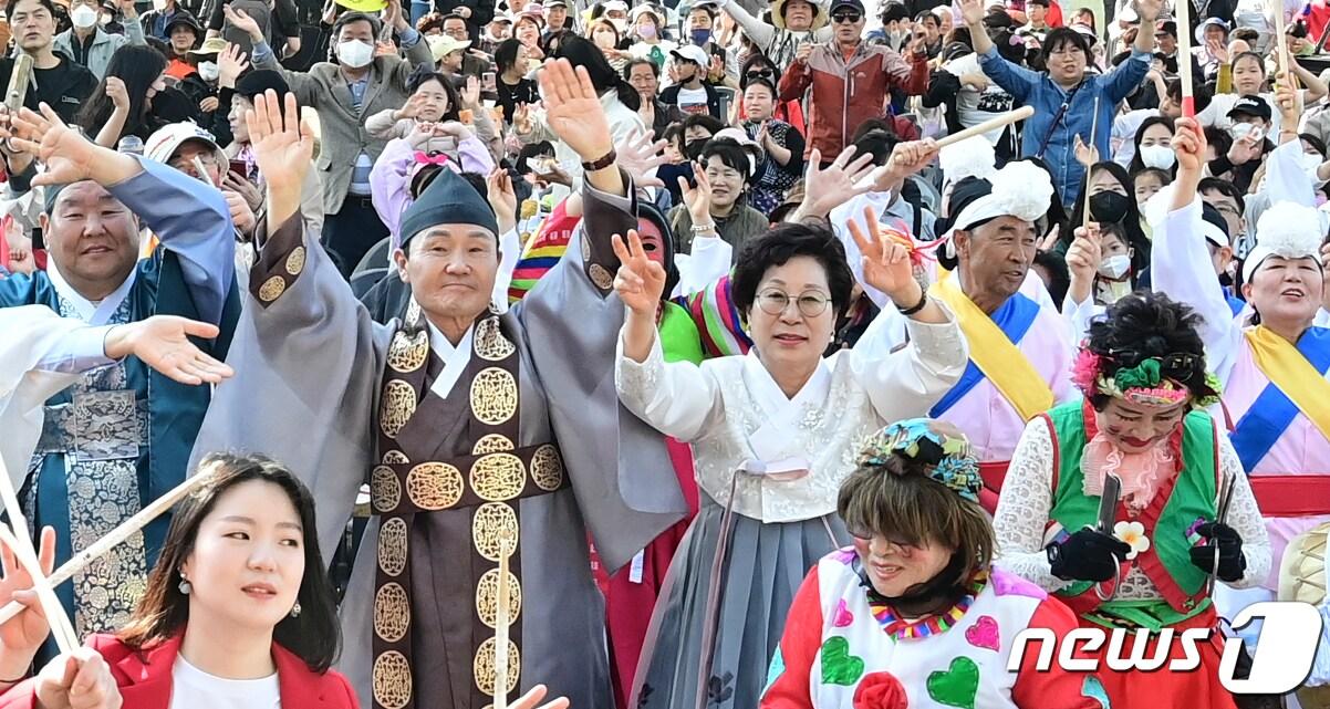 이남철 고령군수&#40;가운데&#41;가 대가야축제 대화합한마당 축제에서 가야복장을 하고 군민들에게 인사를 하고 있다. &#40;고령군 제공&#41; 2023.4.3/뉴스1 ⓒ News1 정우용 기자