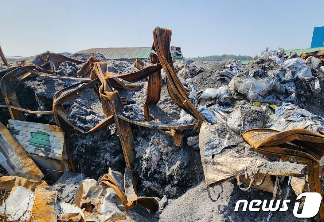 지난달 27일 아산시 폐전선 재활용 업체에서 발생 화재로 공장이 무너지면서 불법 보관 중이던 폐기물이 모습을 드러냈다. 2023.3.31.ⓒ 뉴스1 이시우 기자