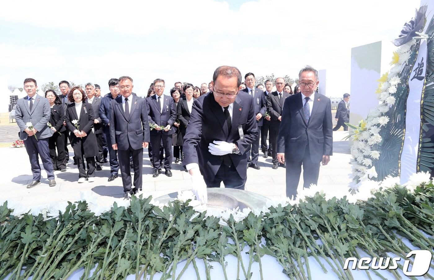 강병삼 제주시장이 제주4·3희생자추념일인 지난 4월3일 오전 제주시 봉개동 제주4·3평화공원에서 헌화하고 있다.&#40;제주시 제공&#41;2023.4.3/뉴스1 ⓒ News1 오미란 기자