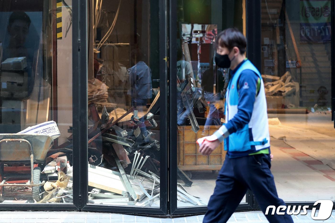 서울 중구 명동의 한 폐업한 상가에 폐자재가 널브러져 있다. /뉴스1 ⓒ News1 민경석 기자