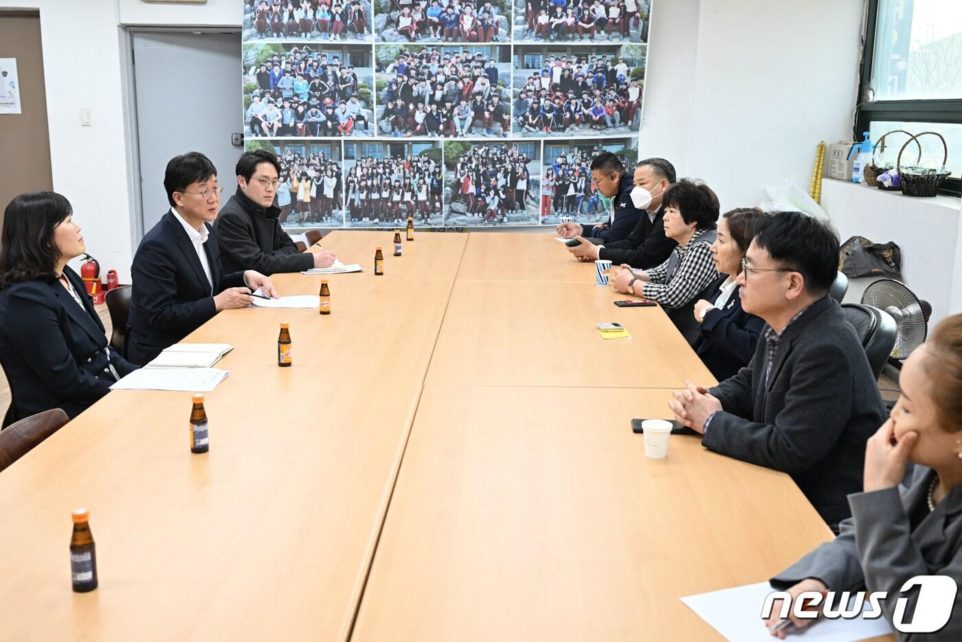 이민근 안산시장이 세월호 유가족을 만나 9주기 기억식 불참에 대한 양해를 구하고 있다.&#40;안산시 제&#41;